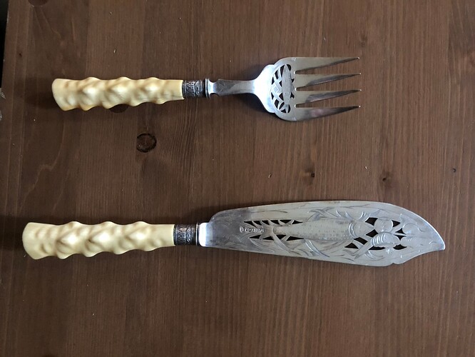Fish knife and fork servers